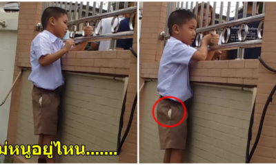 สะเทือนใจ คลิปของเด็กชายยืนร้องไห้เกาะรั้วชะเง้อหาแม่ ในกิจกรรมวันแม่ พร้อมกับพวงมาลัยที่เตรียมไว้ในกระเป๋ากางเกง - WORLD OF BUZZ