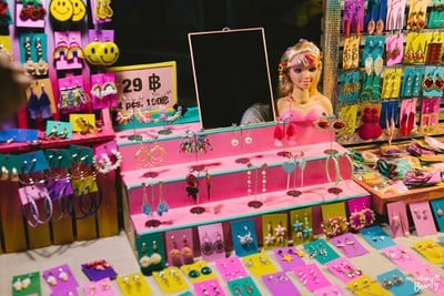 ร้านต่างหูชมพูฟรุ้งฟริ้ง อ่านต่อได้ที่ https www.wongnai.comarticlesshopping guide ratchada night marketrefct
