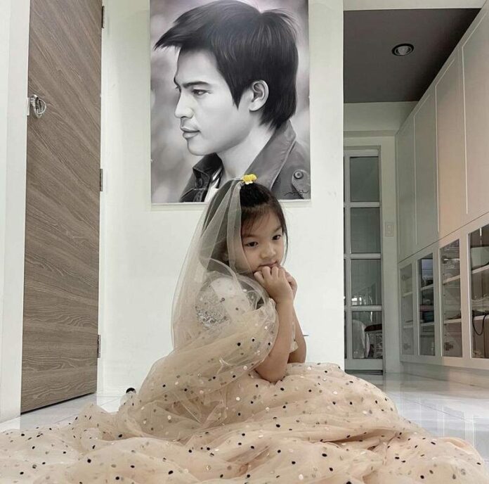น้องมะลิกับรูปพ่อปอ