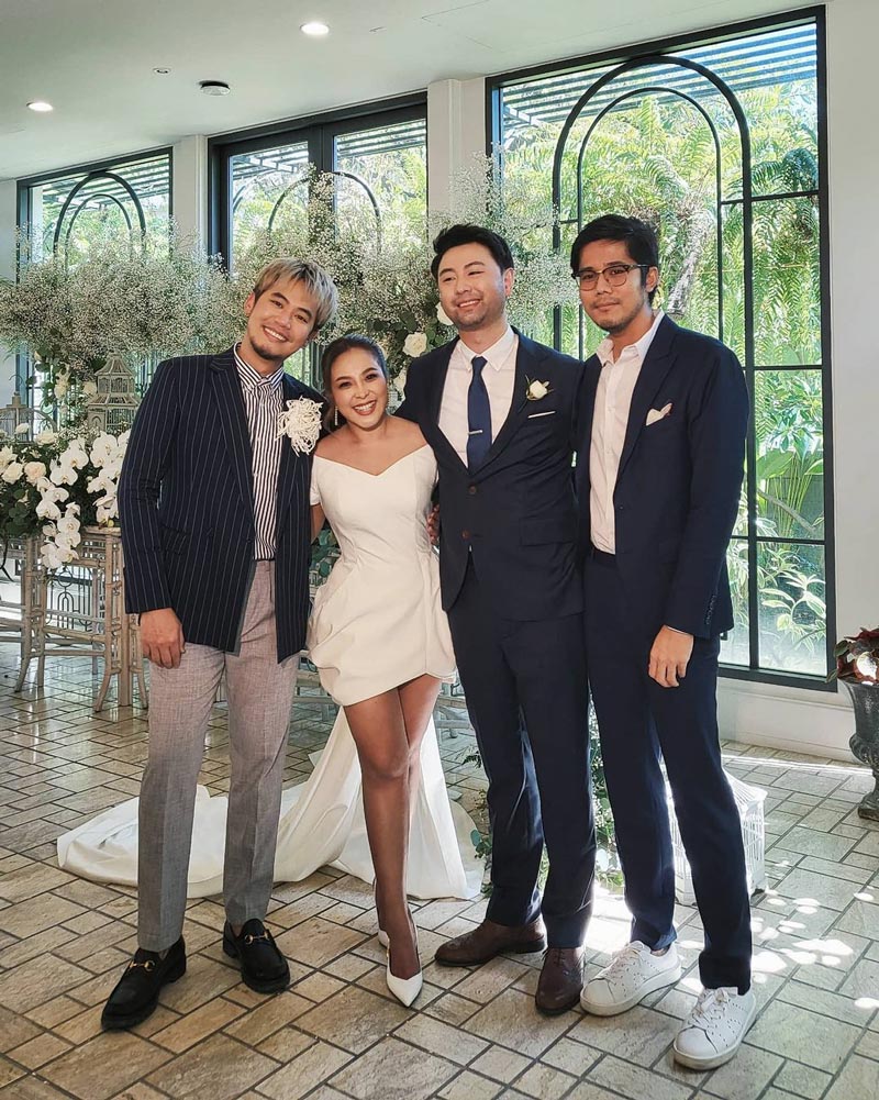 เพื่อนฝูงร่วมยินดี
