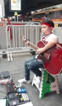 น้องกัณฑ์ เปิดหมวกร้องเพลง