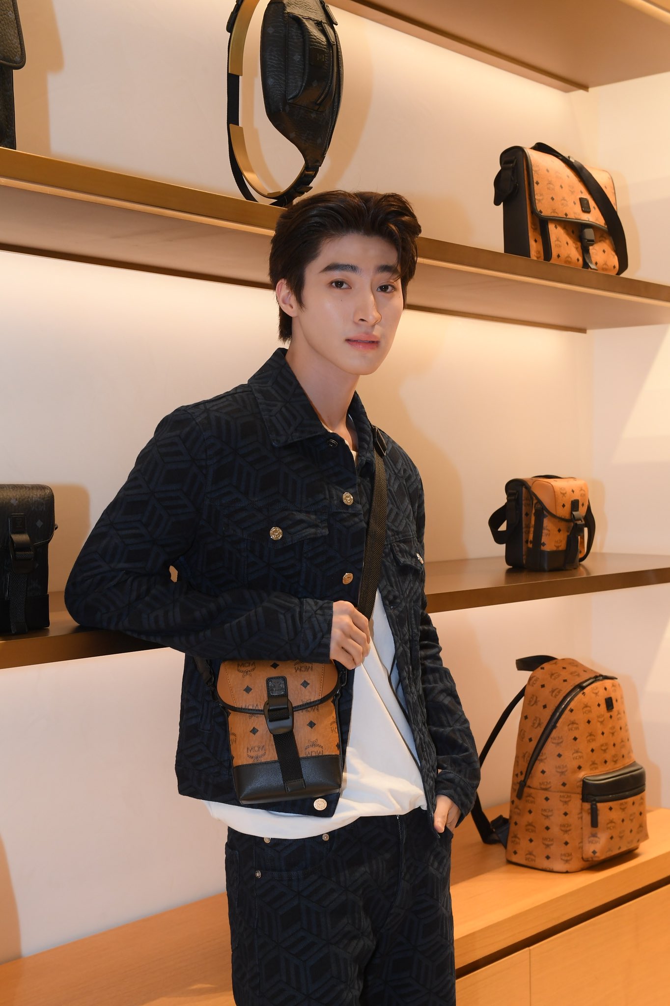 ภาพเหตุการณ์แฟนคลับคู่จิ้นไล่ต่อ ธนภพ