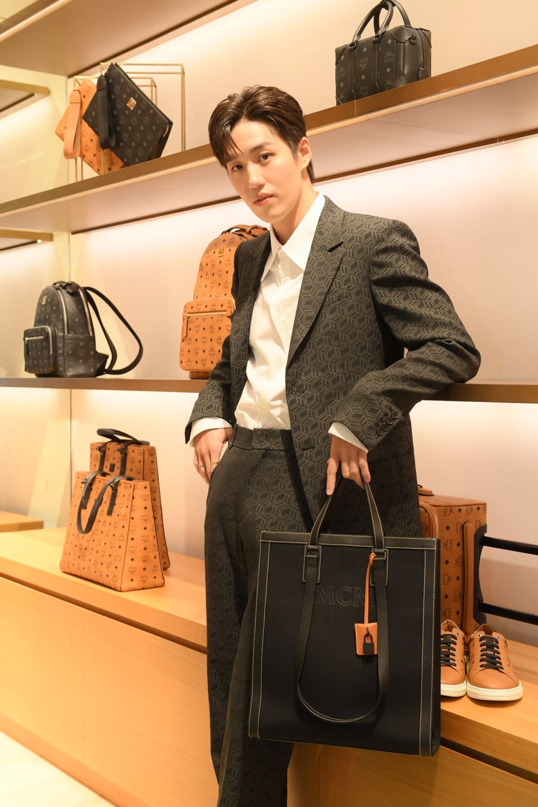 ภาพเหตุการณ์แฟนคลับคู่จิ้นไล่ต่อ ธนภพ