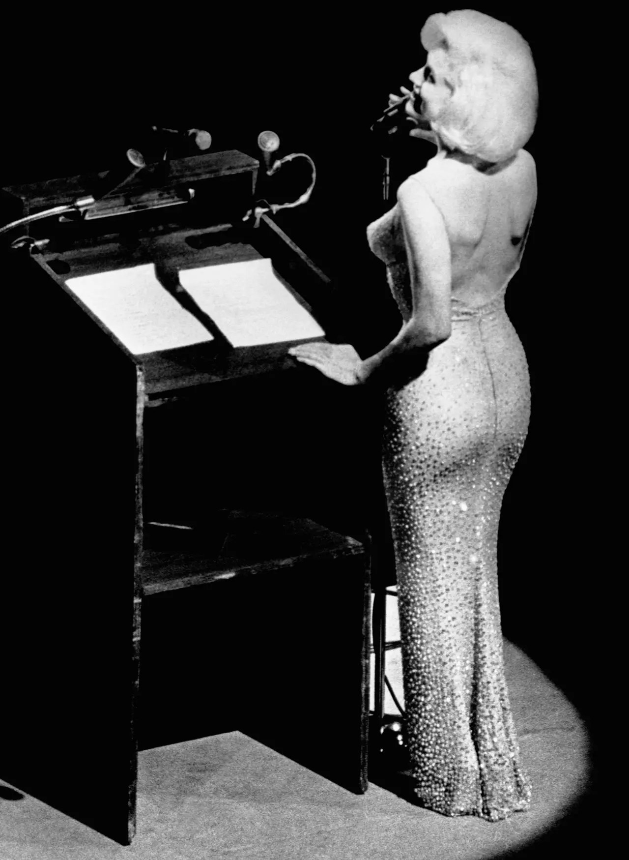 มาริลิน มอนโร สวมชุดราตรีเมื่อปี 1962 อวยพรวันกิด จอห์น เอฟ. เคเนดี้
