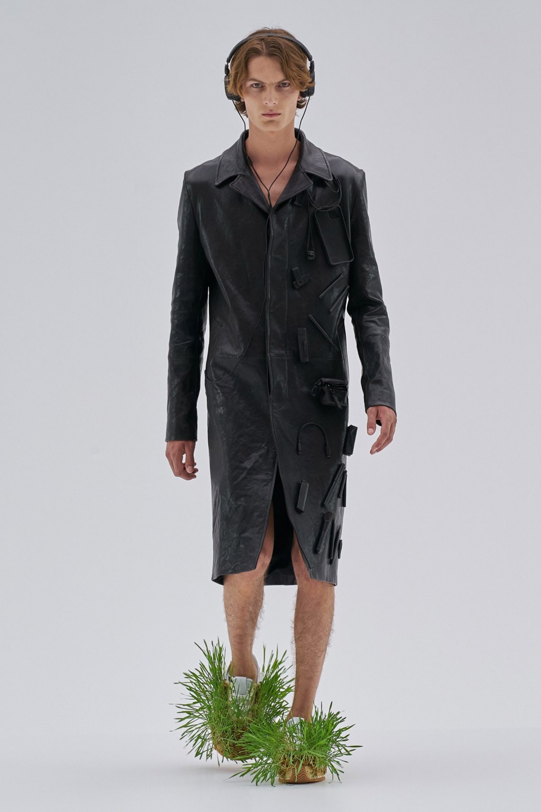 เทรนด์กำลังมา! LOEWE (โลเอเว่) ปลูกหญ้าบนเสื้อผ้าคอลเลกชัน Spring-Summer 2023