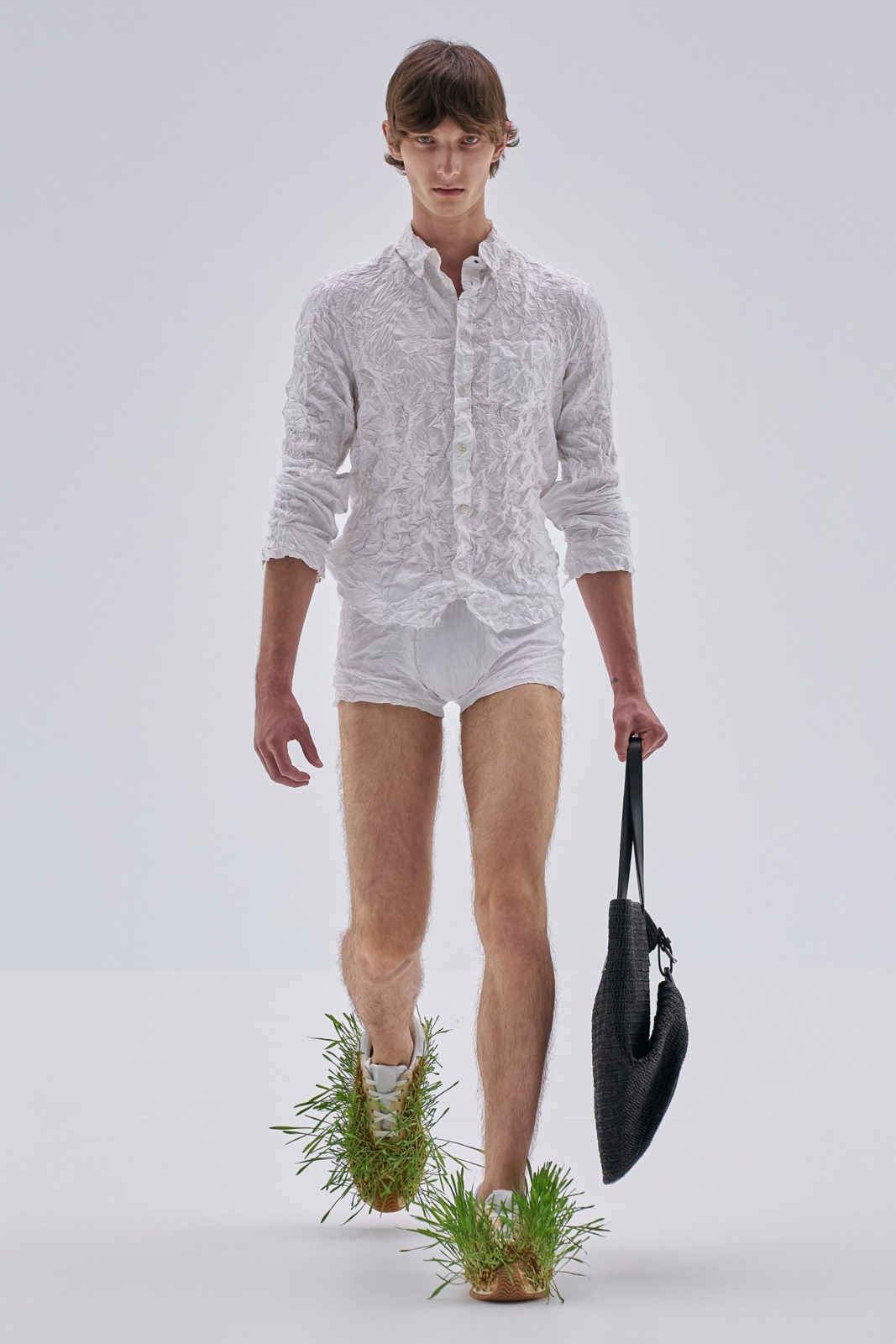 เทรนด์กำลังมา! LOEWE (โลเอเว่) ปลูกหญ้าบนเสื้อผ้าคอลเลกชัน Spring-Summer 2023