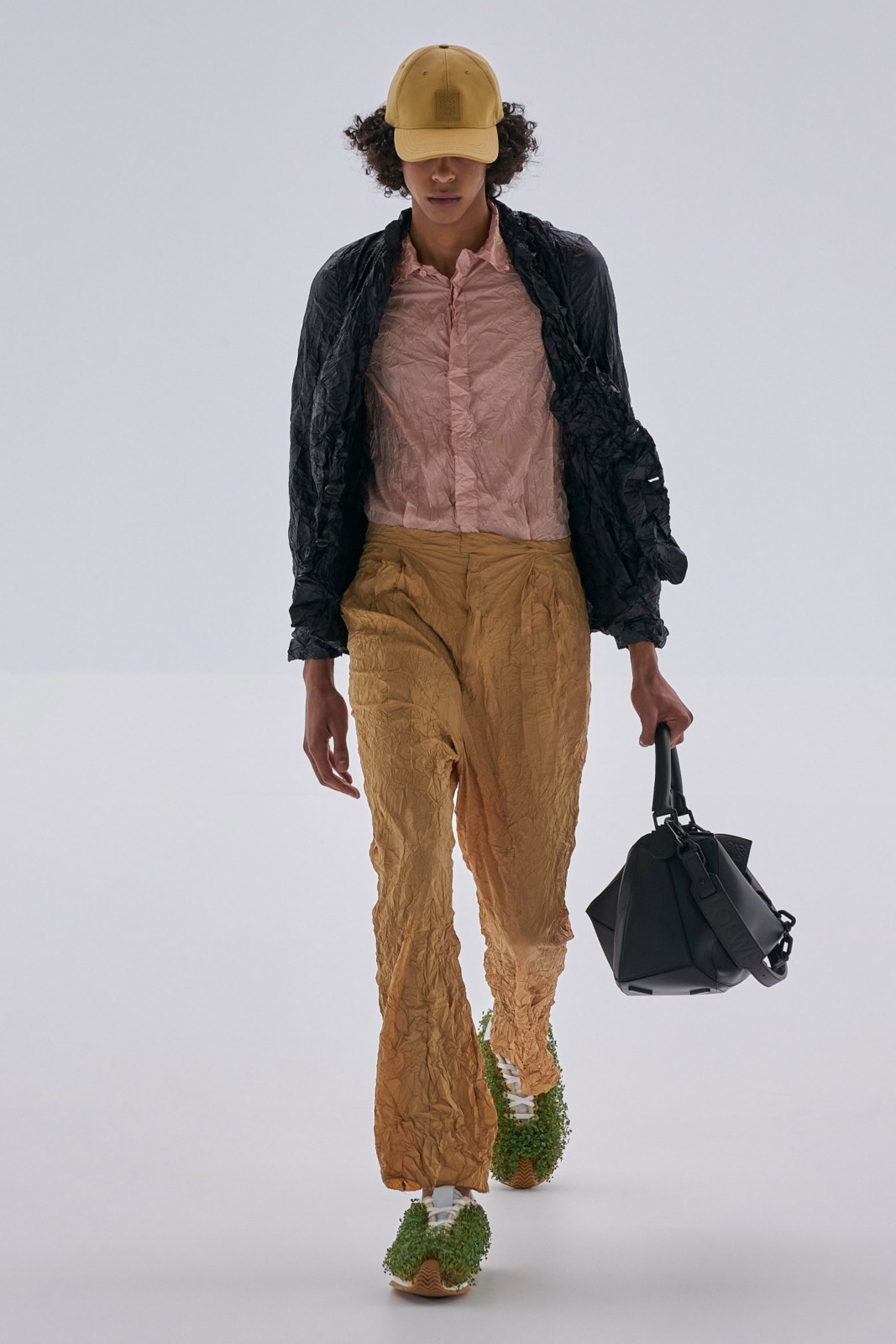เทรนด์กำลังมา! LOEWE (โลเอเว่) ปลูกหญ้าบนเสื้อผ้าคอลเลกชัน Spring-Summer 2023