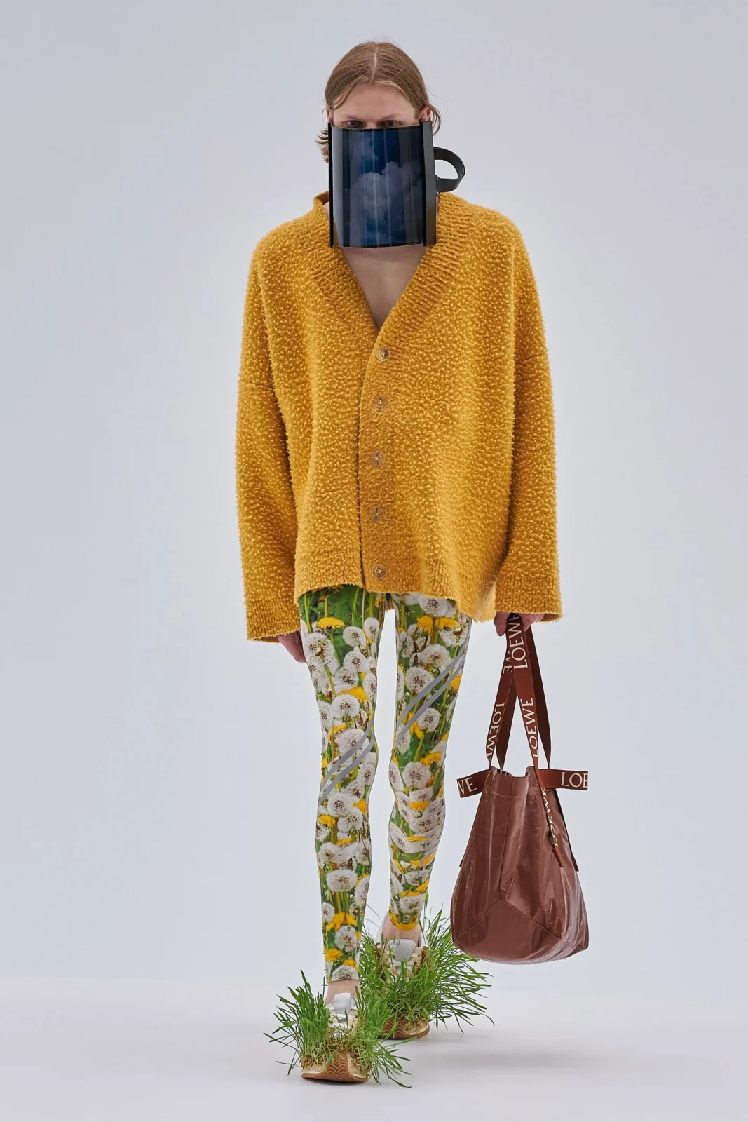 เทรนด์กำลังมา! LOEWE (โลเอเว่) ปลูกหญ้าบนเสื้อผ้าคอลเลกชัน Spring-Summer 2023