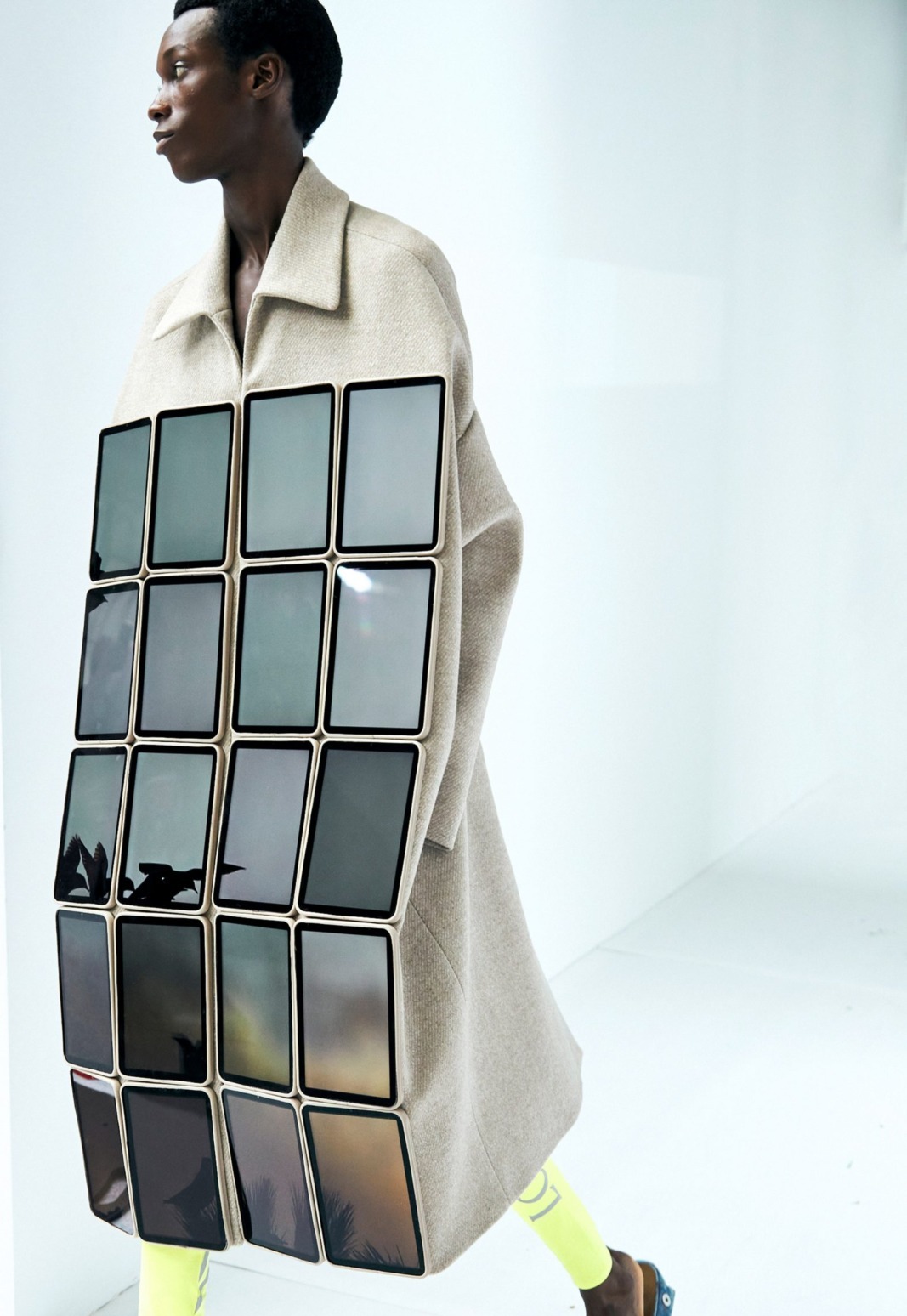 เทรนด์กำลังมา! LOEWE (โลเอเว่) ปลูกหญ้าบนเสื้อผ้าคอลเลกชัน Spring-Summer 2023