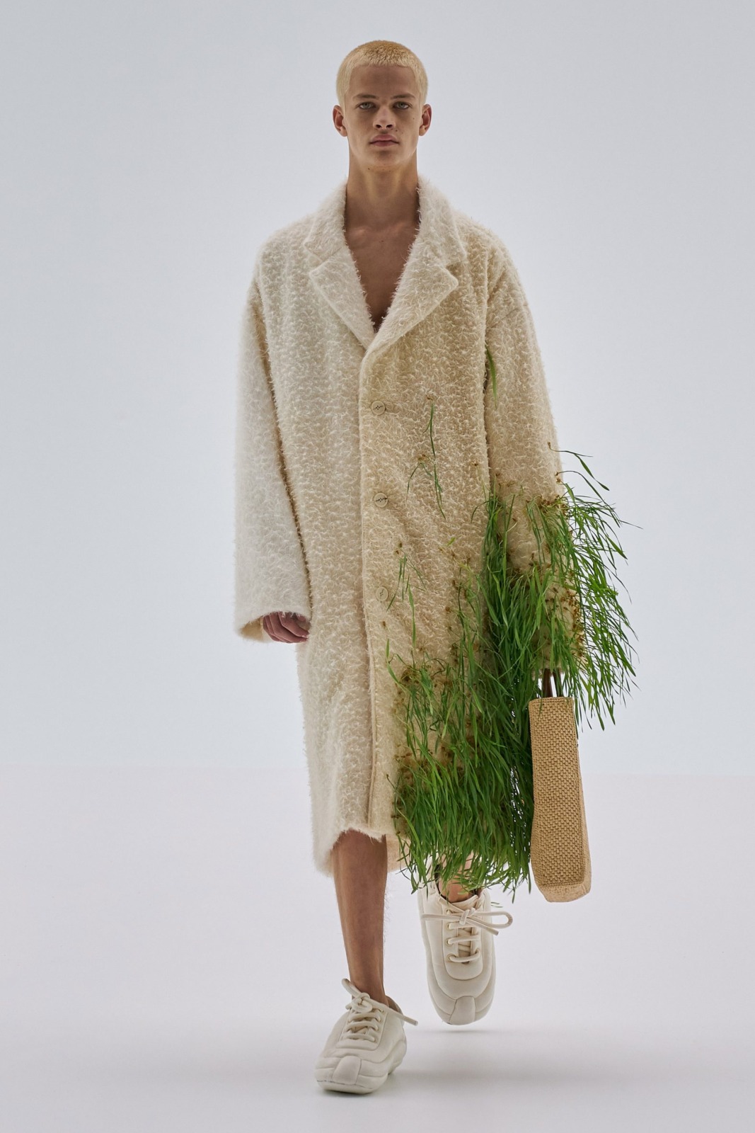 เทรนด์กำลังมา! LOEWE (โลเอเว่) ปลูกหญ้าบนเสื้อผ้าคอลเลกชัน Spring-Summer 2023