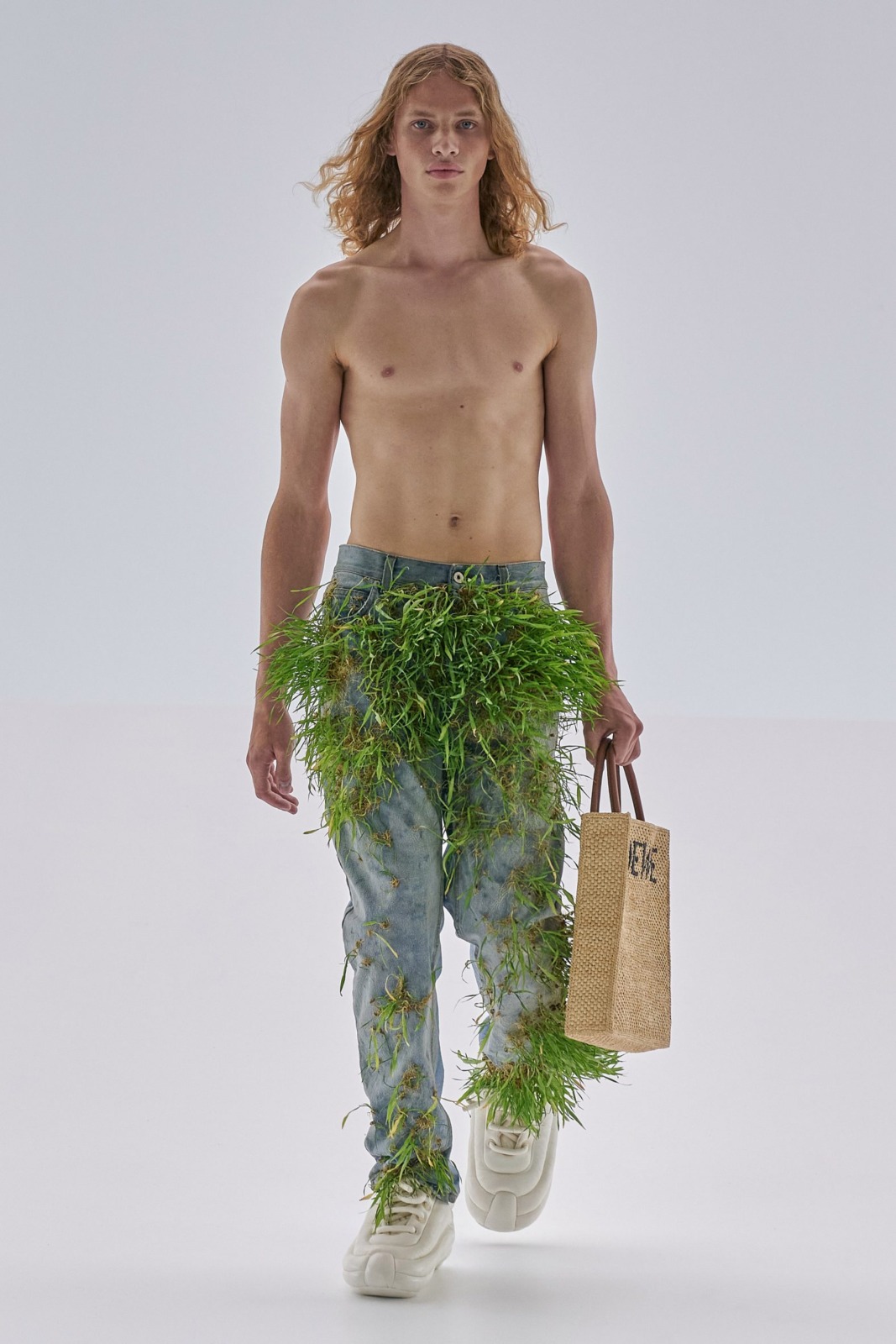 เทรนด์กำลังมา! LOEWE (โลเอเว่) ปลูกหญ้าบนเสื้อผ้าคอลเลกชัน Spring-Summer 2023
