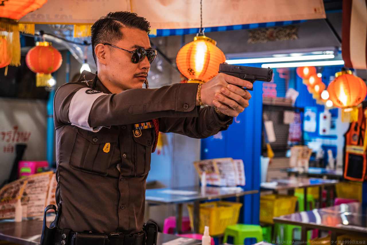 หนุ่มญี่ปุ่นชอบตำรวจไทย ซื้อชุดตำรวจแต่ง Cosplay ถ่ายรูปตามร้านอาหารไทยในญี่ปุ่น