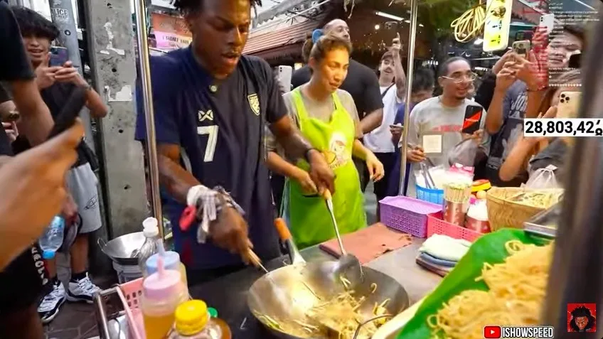 (มีคลิป) "I Show Speed" YouTuber 28 ล้านซับ เช็คอินเมืองไทยไม่ถึง 10 นาที สร้างตำนาน "ขับตุ๊กตุ๊กชนกำแพงวัด" จนต้องกราบซอรี่หลวงพี่