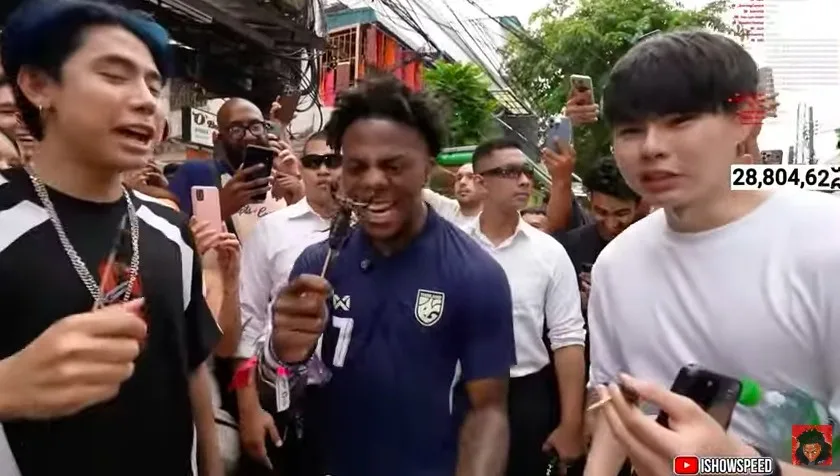 (มีคลิป) "I Show Speed" YouTuber 28 ล้านซับ เช็คอินเมืองไทยไม่ถึง 10 นาที สร้างตำนาน "ขับตุ๊กตุ๊กชนกำแพงวัด" จนต้องกราบซอรี่หลวงพี่