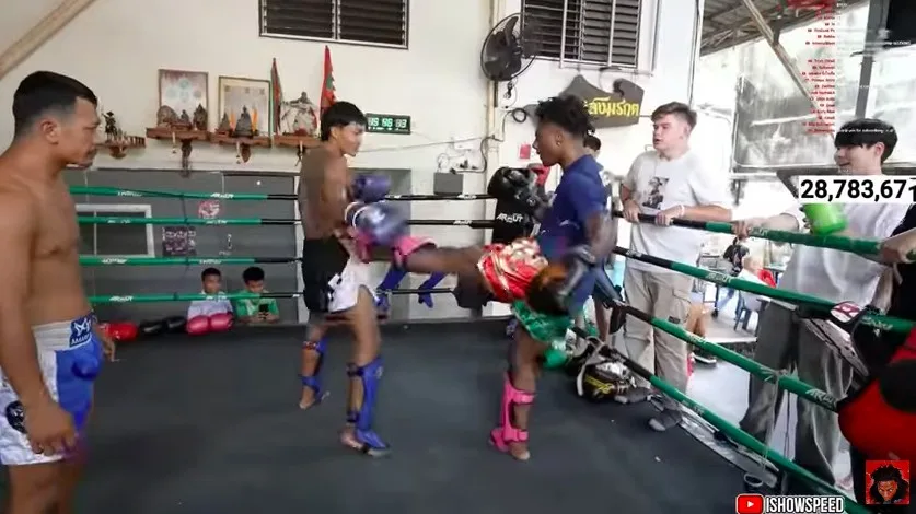 (มีคลิป) "I Show Speed" YouTuber 28 ล้านซับ เช็คอินเมืองไทยไม่ถึง 10 นาที สร้างตำนาน "ขับตุ๊กตุ๊กชนกำแพงวัด" จนต้องกราบซอรี่หลวงพี่