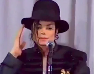 ย้อนดูคลิปสุดฮาเมื่อ "ไมเคิล แจ็คสัน (Michael Jackson)" จับได้ว่านักข่าวจะถ่ายรูปเขาทุกครั้งที่เคลื่อนไหว ราชาเพลงป็อปเลยขยับมือรัว ๆ แกล้งซะเลย!