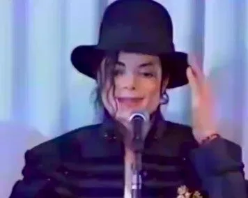 ย้อนดูคลิปสุดฮาเมื่อ "ไมเคิล แจ็คสัน (Michael Jackson)" จับได้ว่านักข่าวจะถ่ายรูปเขาทุกครั้งที่เคลื่อนไหว ราชาเพลงป็อปเลยขยับมือรัว ๆ แกล้งซะเลย!